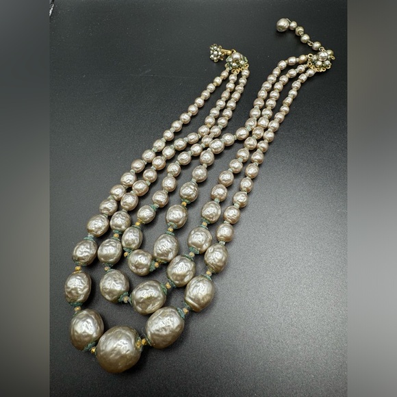 Vintage signed MIRIAM HASKELL Pearls Three Strand Necklace 13'' with 2.5“ extend - Picture 3 of 16